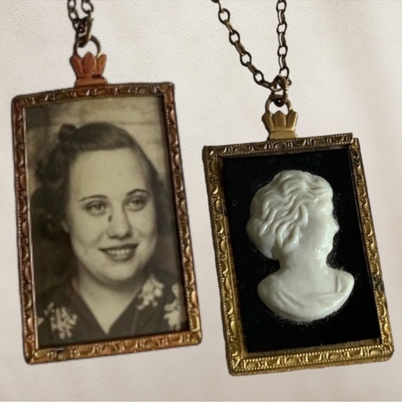 Antique White & Black Cameo Photo Frame Necklace with Photo Lady - Picture 1 of 12